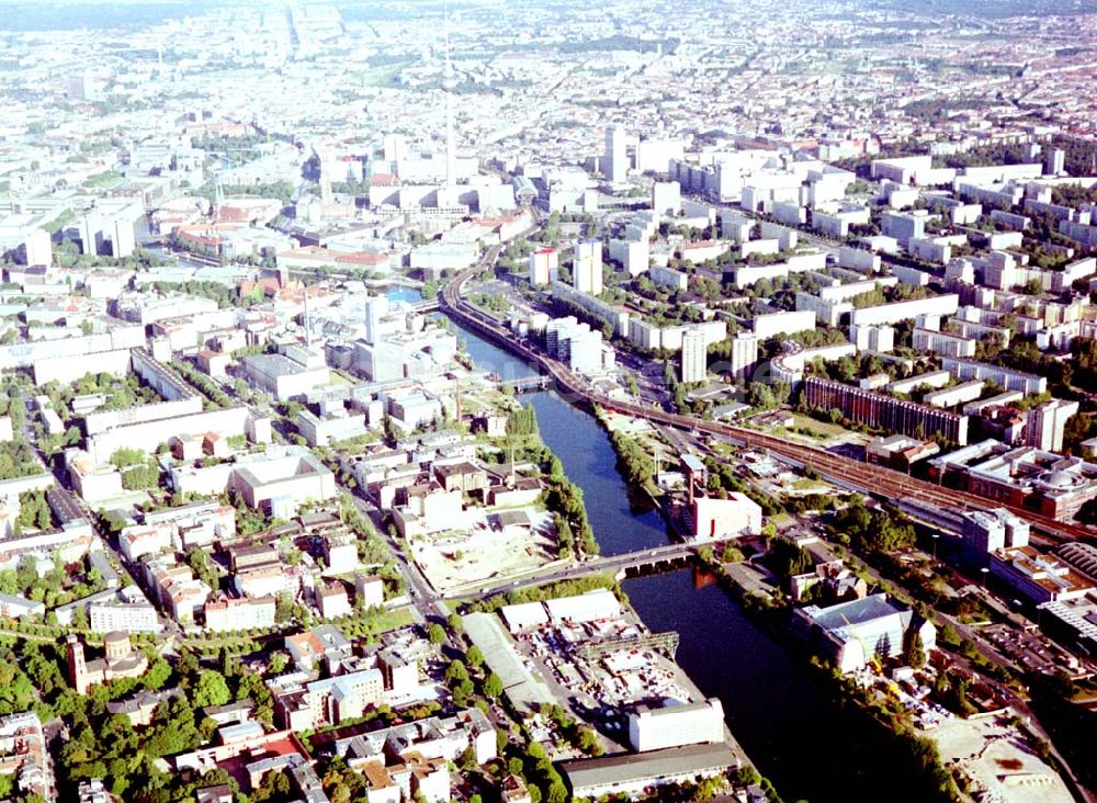 Luftbild Berlin - Kreuzberg - Viktoriaspeicher der BEHALA an der Spree in Berlin - Kreuzberg.