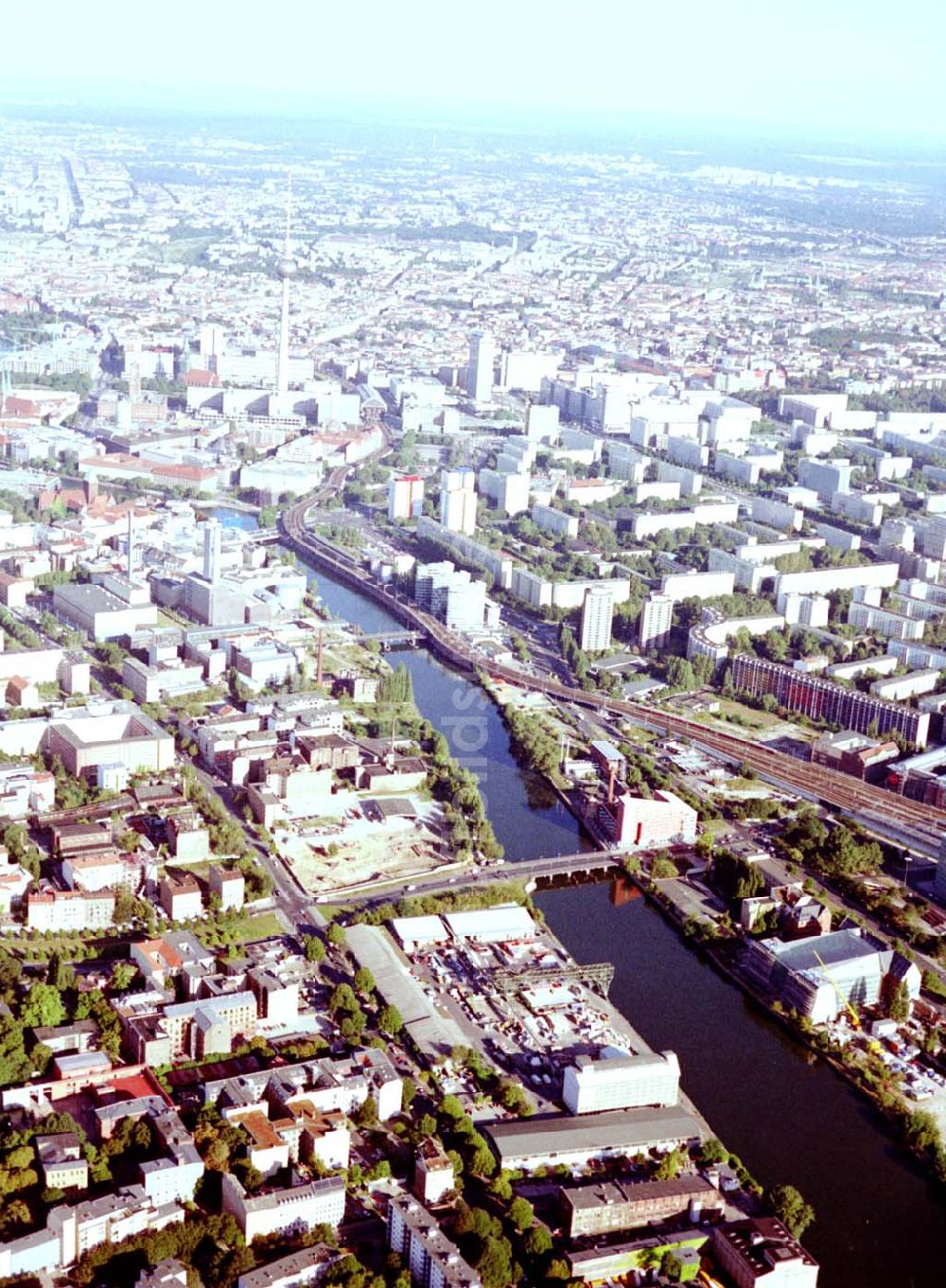 Luftaufnahme Berlin - Kreuzberg - Viktoriaspeicher der BEHALA an der Spree in Berlin - Kreuzberg.