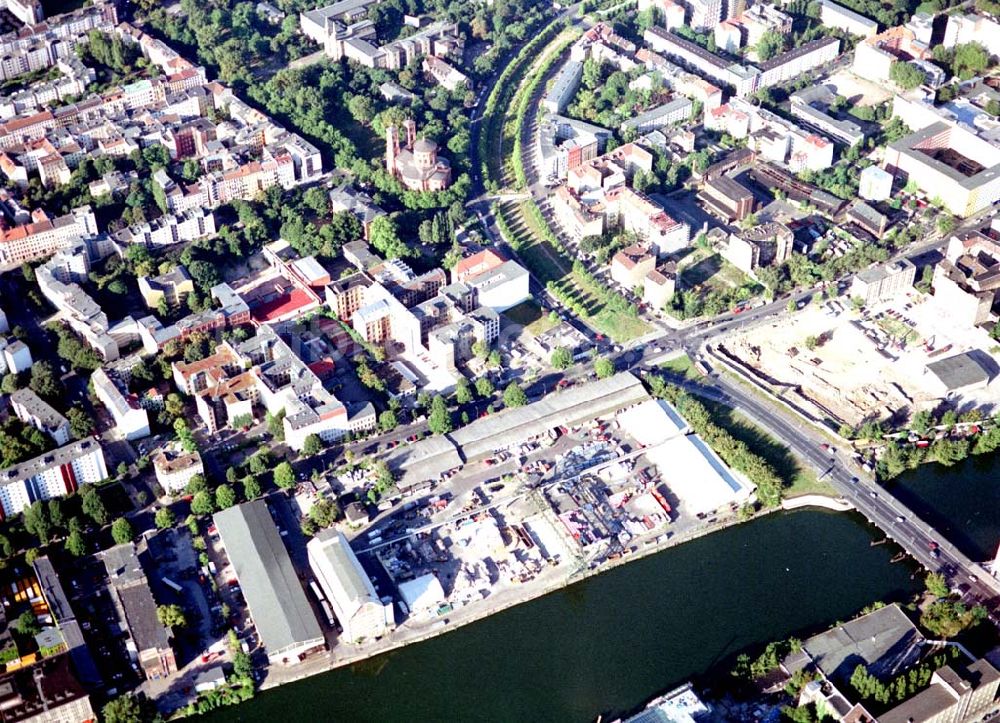 Berlin - Kreuzberg von oben - Viktoriaspeicher der BEHALA an der Spree in Berlin - Kreuzberg.