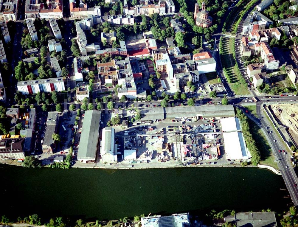 Berlin - Kreuzberg aus der Vogelperspektive: Viktoriaspeicher der BEHALA an der Spree in Berlin - Kreuzberg.