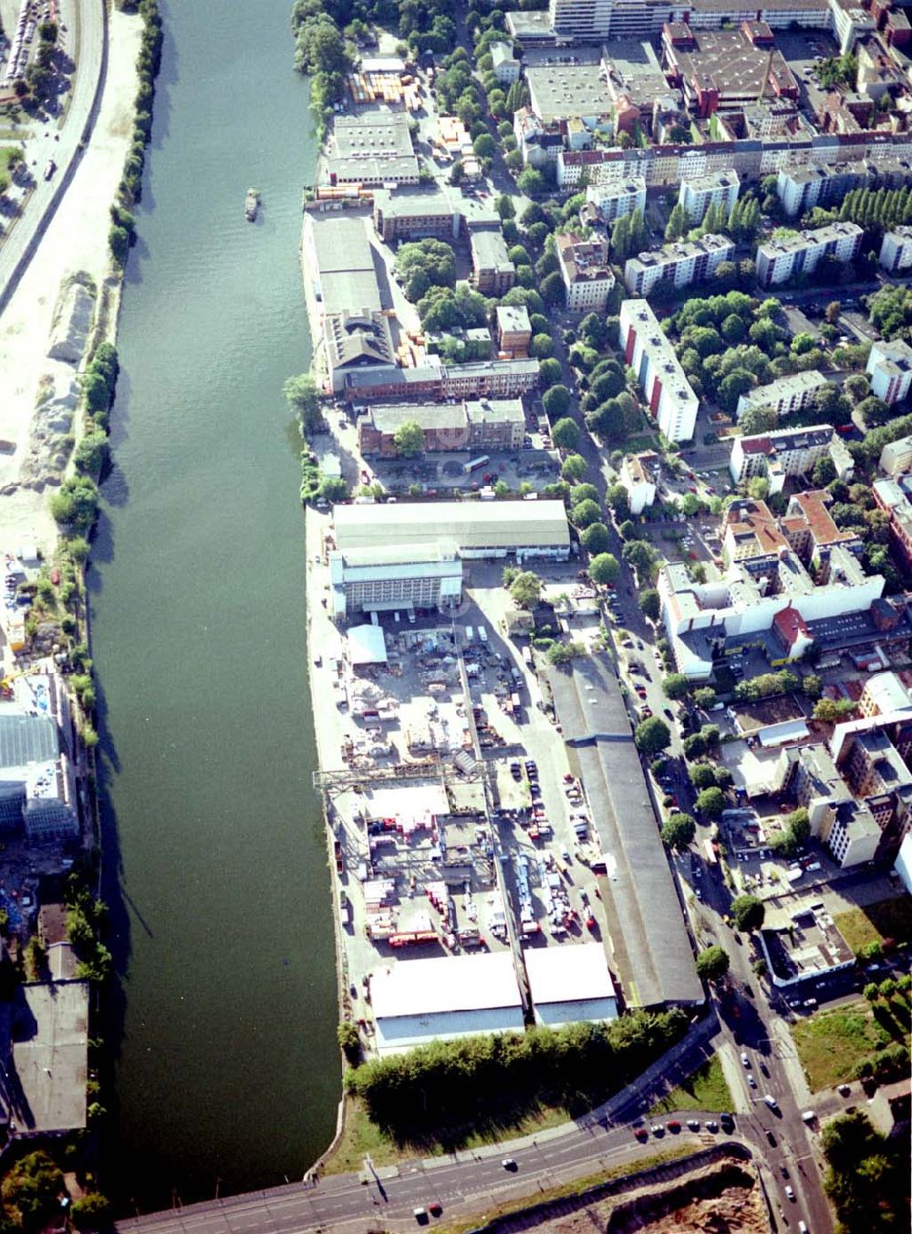 Luftbild Berlin - Kreuzberg - Viktoriaspeicher der BEHALA an der Spree in Berlin - Kreuzberg.