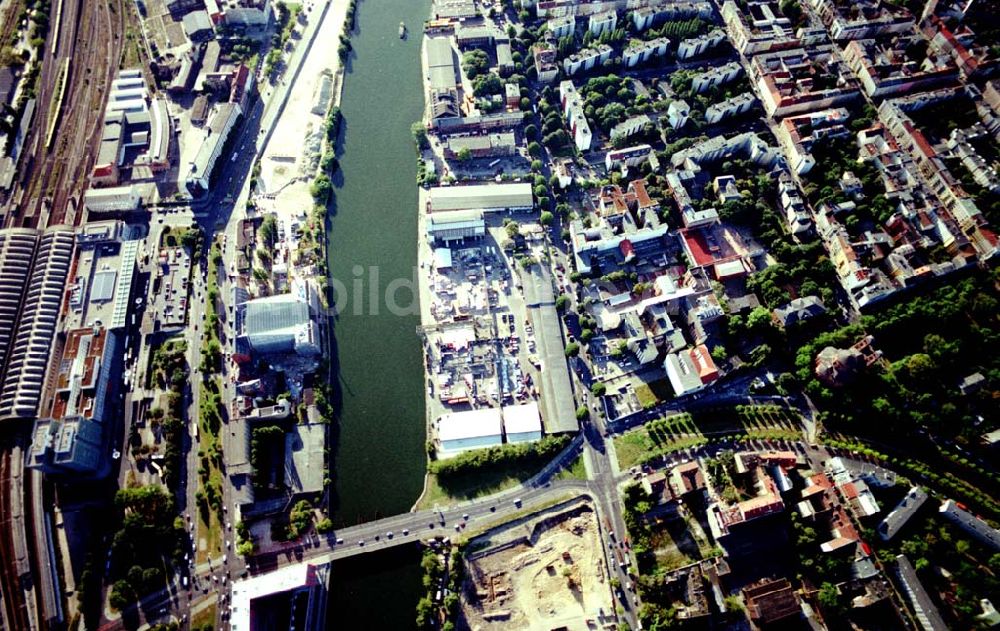 Berlin - Kreuzberg aus der Vogelperspektive: Viktoriaspeicher der BEHALA an der Spree in Berlin - Kreuzberg.