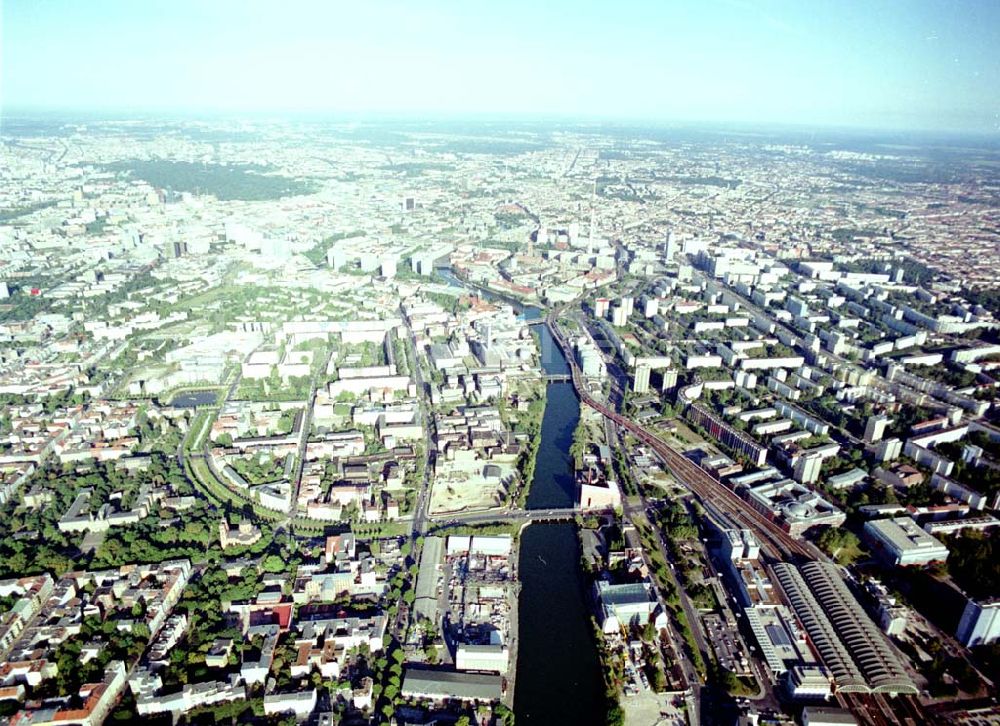 Luftbild Berlin - Kreuzberg - Viktoriaspeicher der BEHALA an der Spree in Berlin - Kreuzberg.