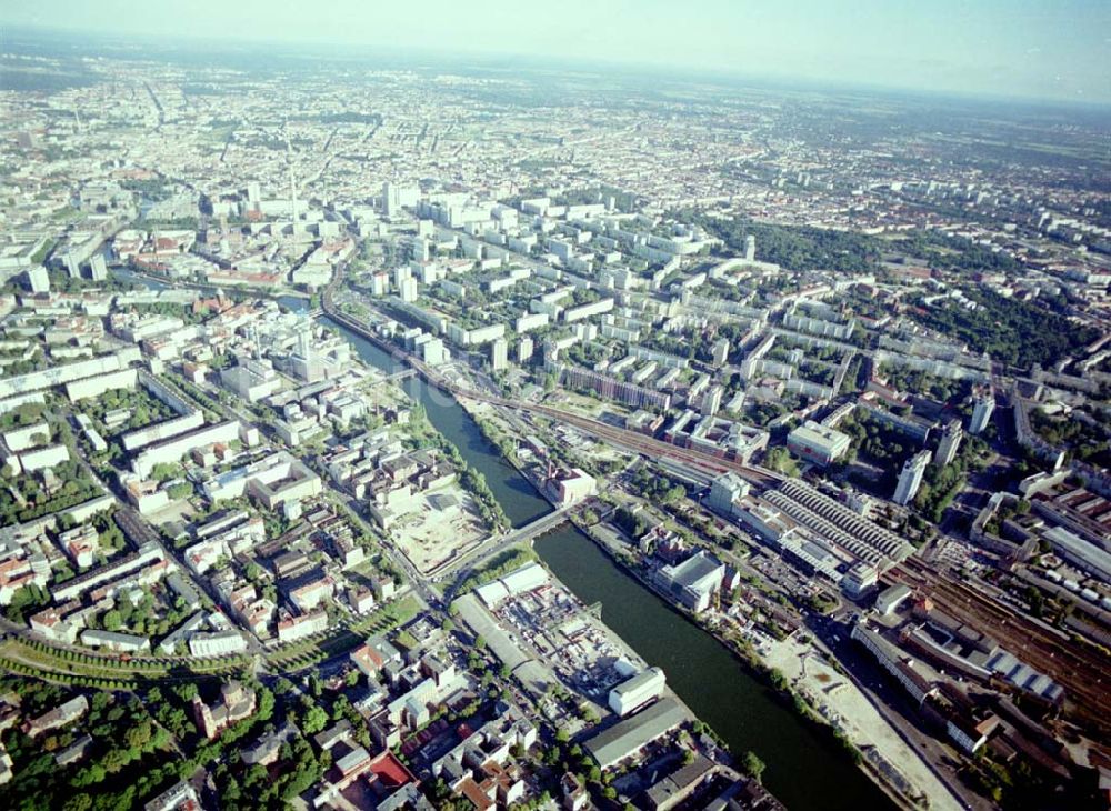 Luftaufnahme Berlin - Kreuzberg - Viktoriaspeicher der BEHALA an der Spree in Berlin - Kreuzberg.