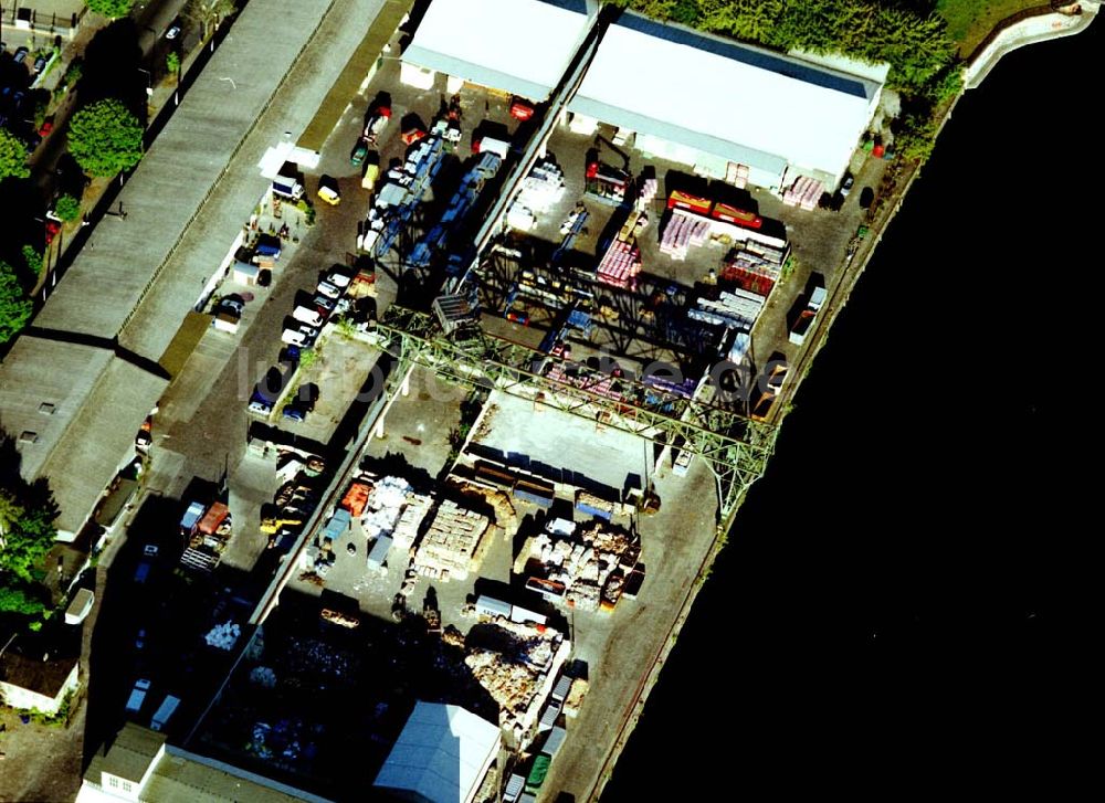 Luftaufnahme Berlin - Kreuzberg - Viktoriaspeicher der BEHALA an der Spree in Berlin - Kreuzberg.