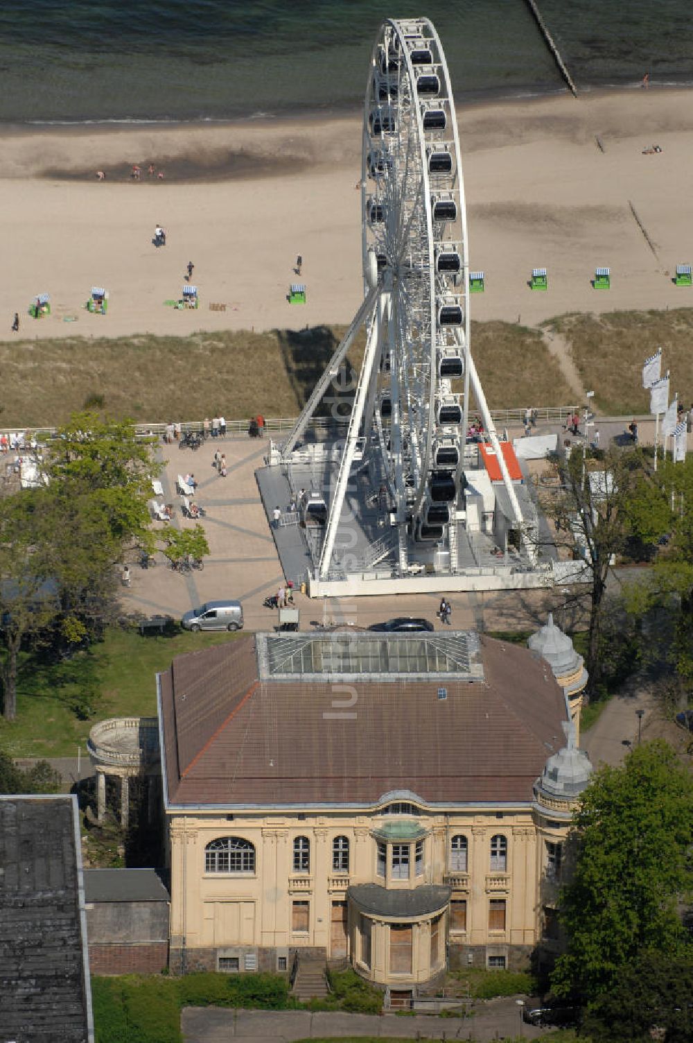 Luftaufnahme Kühlungsborn - Villa Baltic (ehemals Villa Hausmann) und Riesenrad auf Baltic Platz in Kühlungsborn