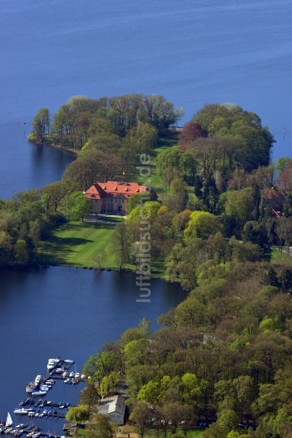 Berlin Reinickendorf aus der Vogelperspektive: Villa Borsig auf der Halbinsel Reiherwerder am Tegeler See in Berlin - Reinickendorf