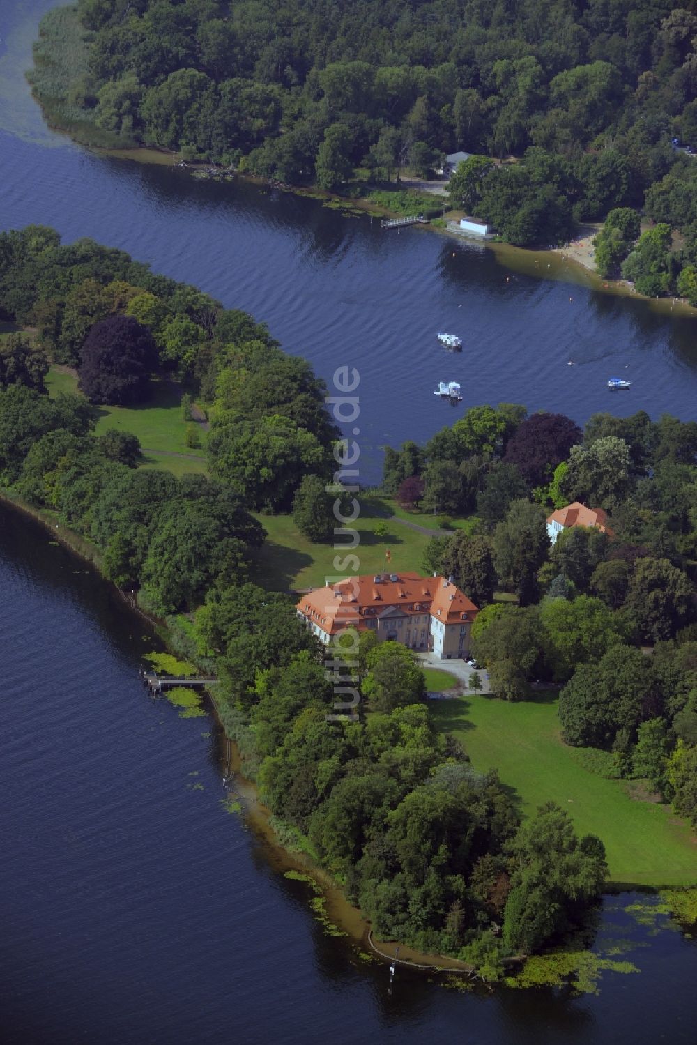 Berlin von oben - Villa Borsig auf der Halbinsel Reiherwerder am Tegeler See in Berlin - Reinickendorf