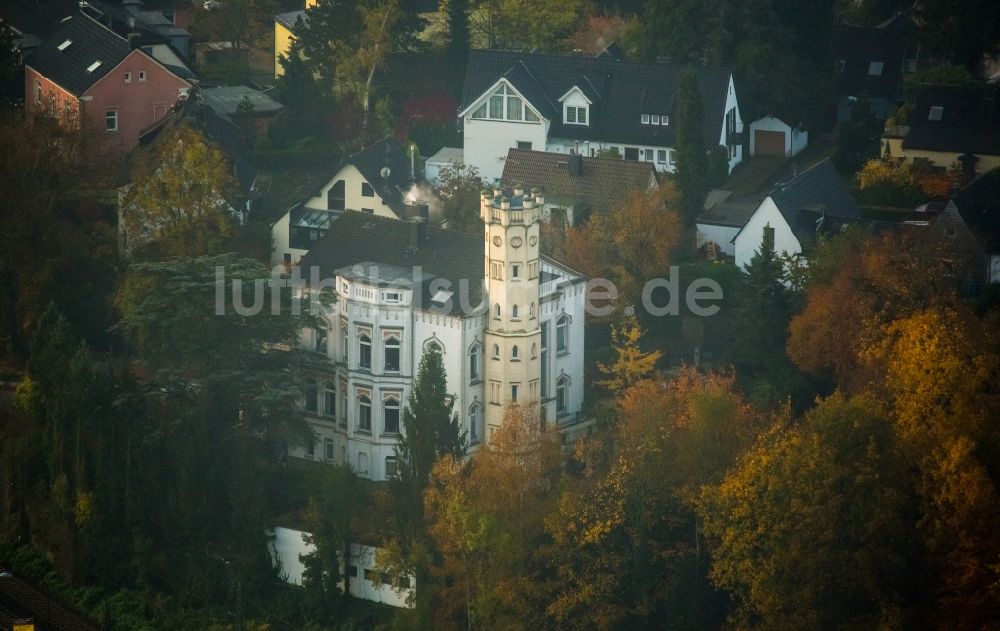 Essen aus der Vogelperspektive: Villa und Burg an der Werdener Brücke im Stadtteil Werden in Essen im Bundesland Nordrhein-Westfalen