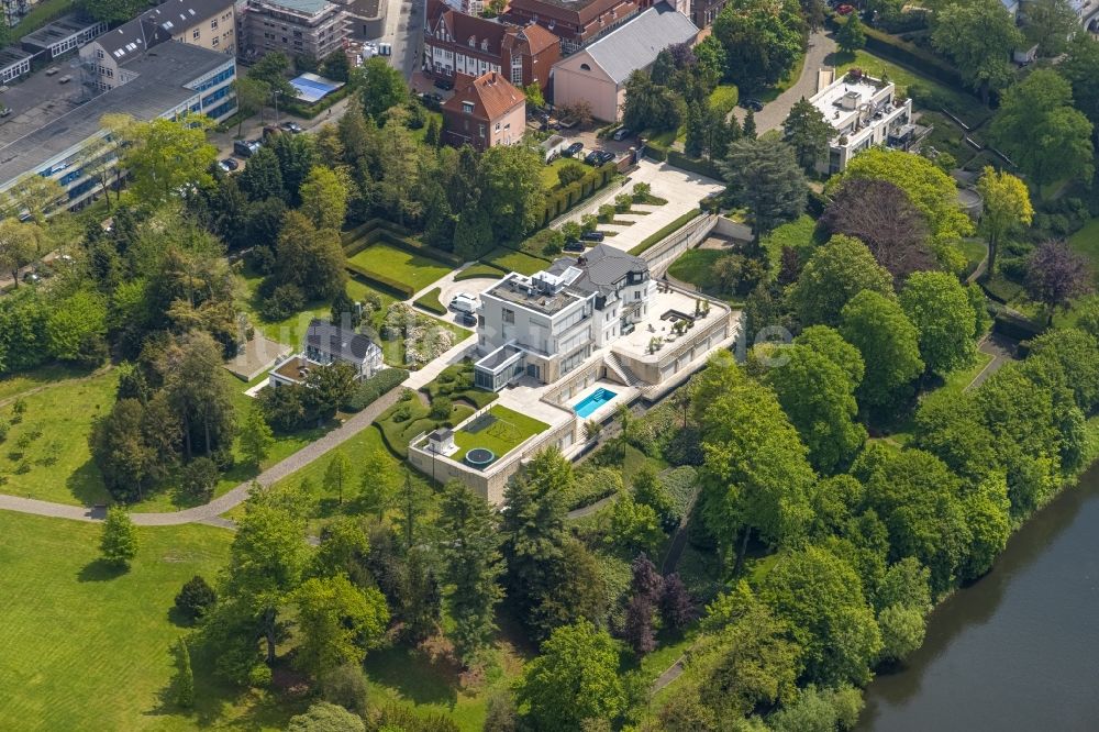 Essen aus der Vogelperspektive: Villa Einfamilienhaus im Ortsteil Kettwig in Essen im Bundesland Nordrhein-Westfalen, Deutschland