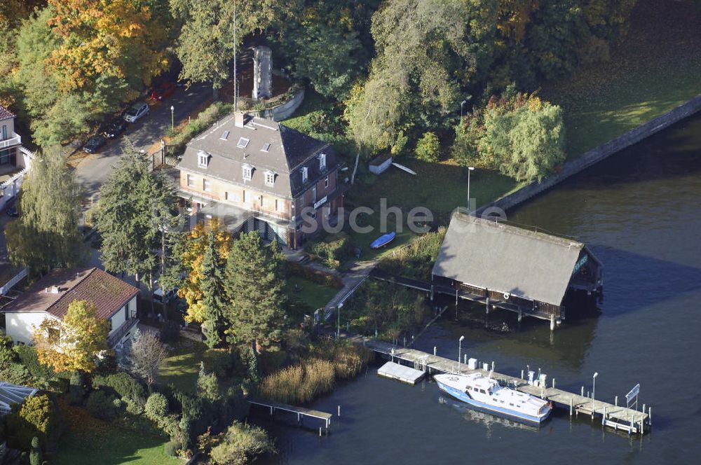 Berlin von oben - Villa auf der Insel Schwanenwerder in Berlin