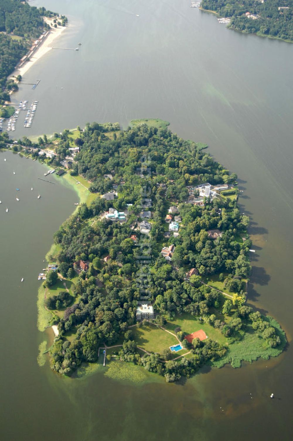 Berlin von oben - Villa Neubau auf der Insel Schwanenwerder