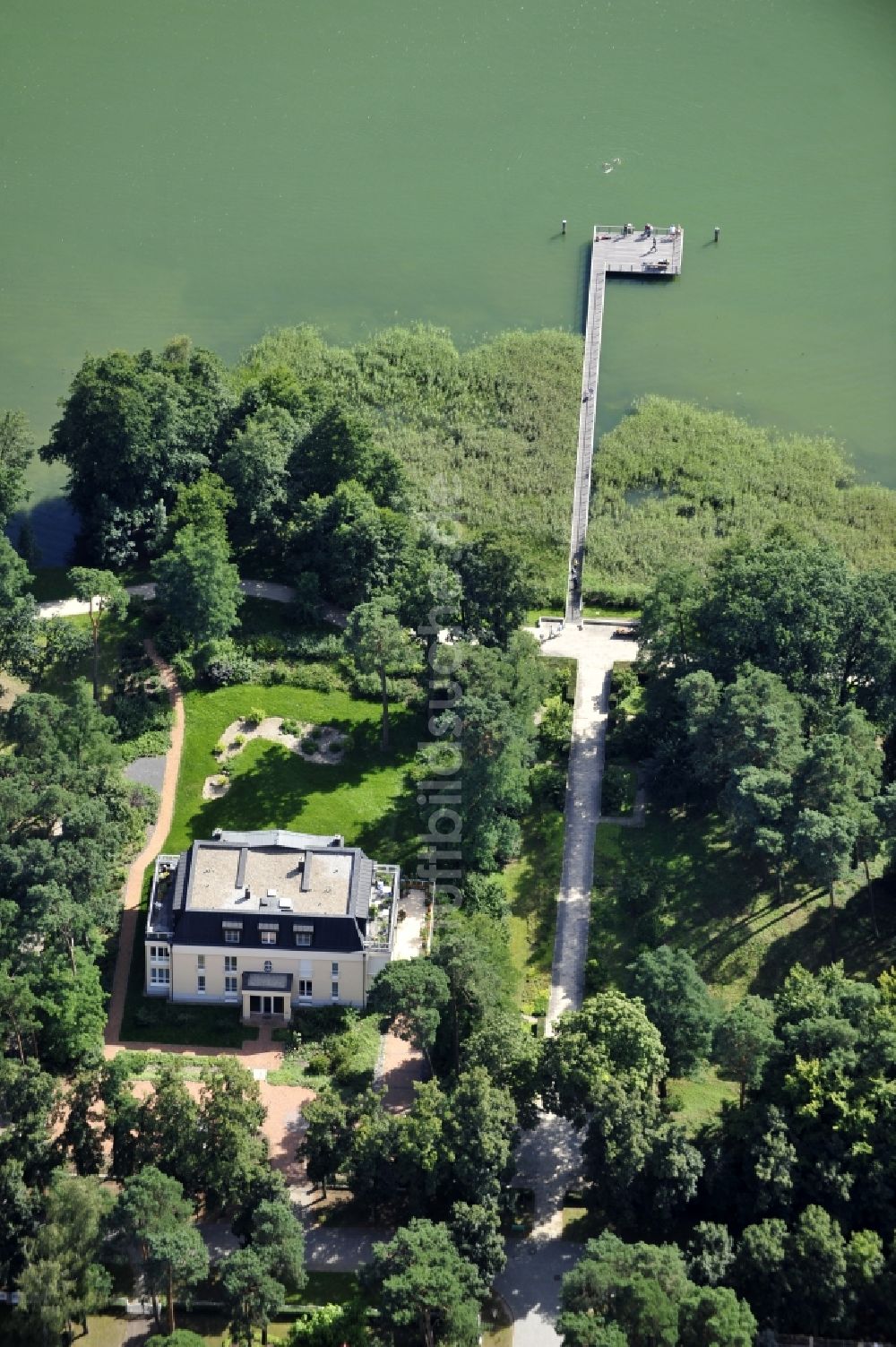 Bad Saarow von oben - Villa am Ufer des Schamützelsees