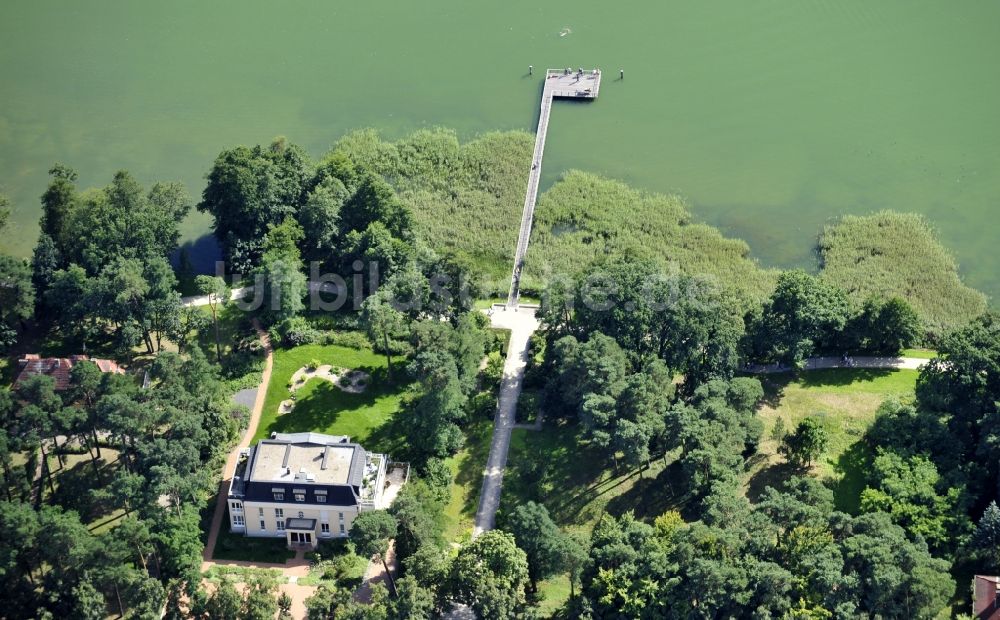 Bad Saarow aus der Vogelperspektive: Villa am Ufer des Schamützelsees