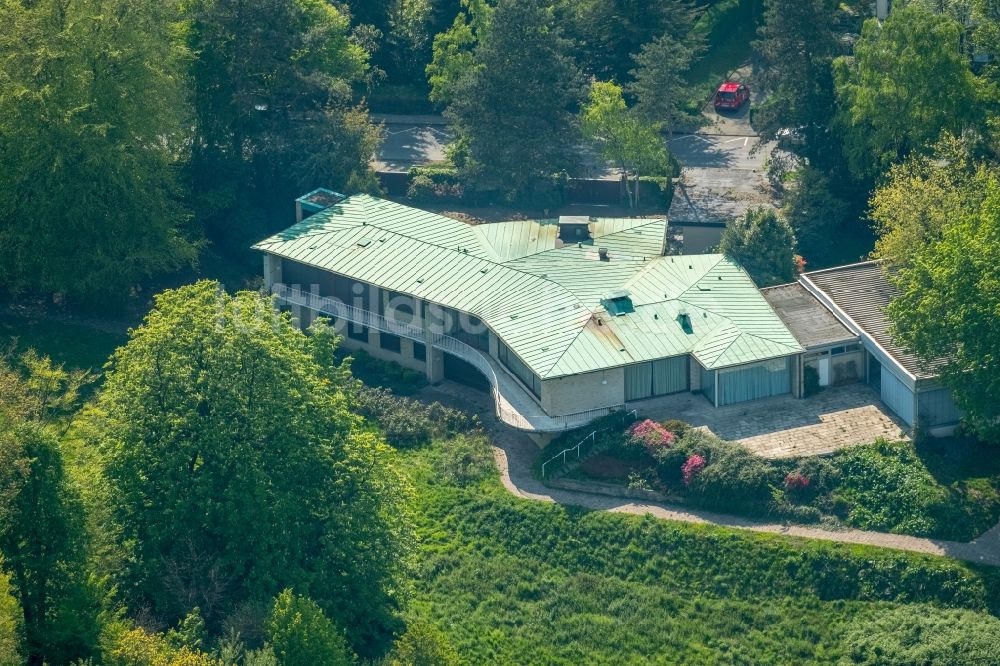 Essen aus der Vogelperspektive: Villa im Wohngebiet einer Einfamilienhaus- Siedlung in Essen im Bundesland Nordrhein-Westfalen