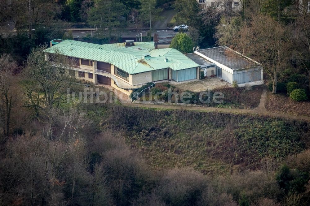 Essen von oben - Villa im Wohngebiet einer Einfamilienhaus- Siedlung in Essen im Bundesland Nordrhein-Westfalen