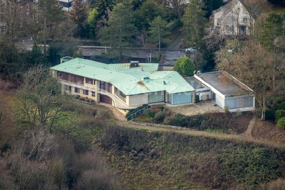 Essen aus der Vogelperspektive: Villa im Wohngebiet einer Einfamilienhaus- Siedlung in Essen im Bundesland Nordrhein-Westfalen