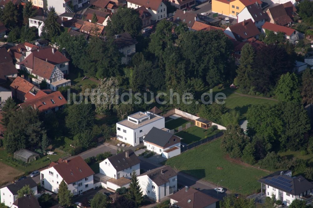 Kandel aus der Vogelperspektive: Villa im Wohngebiet einer Einfamilienhaus- Siedlung in Kandel im Bundesland Rheinland-Pfalz, Deutschland