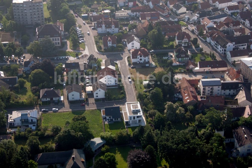 Kandel von oben - Villa im Wohngebiet einer Einfamilienhaus- Siedlung in Kandel im Bundesland Rheinland-Pfalz, Deutschland