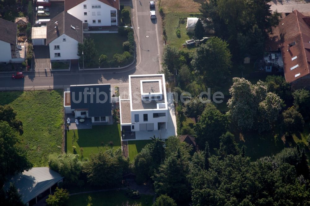 Kandel aus der Vogelperspektive: Villa im Wohngebiet einer Einfamilienhaus- Siedlung in Kandel im Bundesland Rheinland-Pfalz, Deutschland