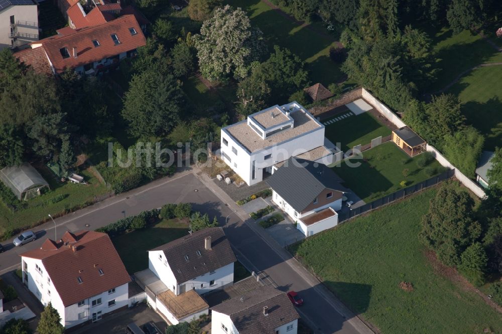 Kandel von oben - Villa im Wohngebiet einer Einfamilienhaus- Siedlung in Kandel im Bundesland Rheinland-Pfalz, Deutschland