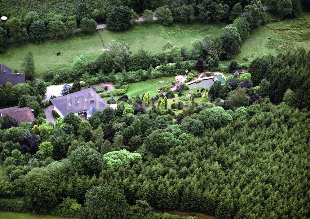 Lennestadt von oben - Villa im Wohngebiet einer Einfamilienhaus- Siedlung in Lennestadt im Bundesland Nordrhein-Westfalen