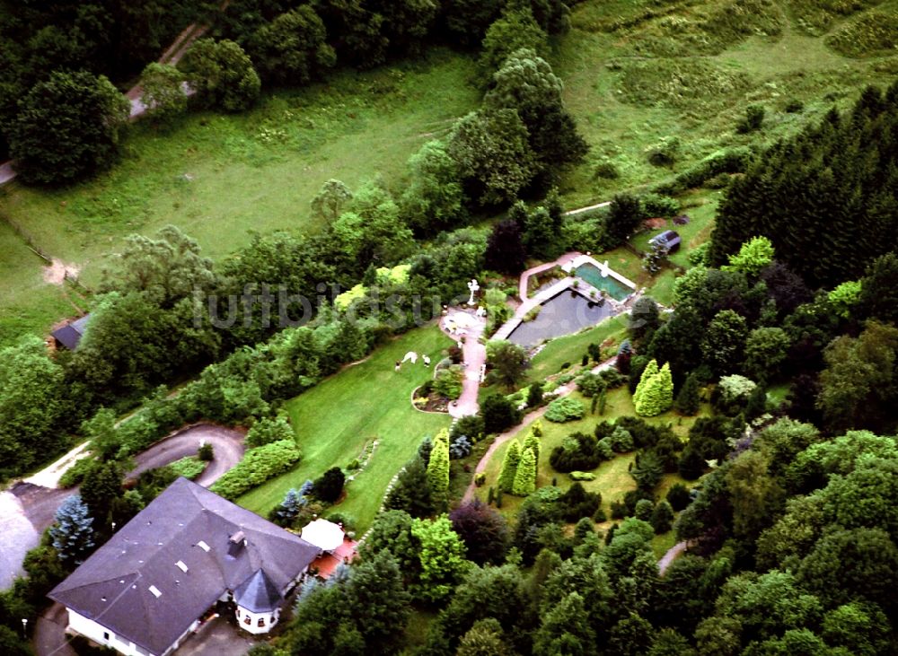 Lennestadt aus der Vogelperspektive: Villa im Wohngebiet einer Einfamilienhaus- Siedlung in Lennestadt im Bundesland Nordrhein-Westfalen