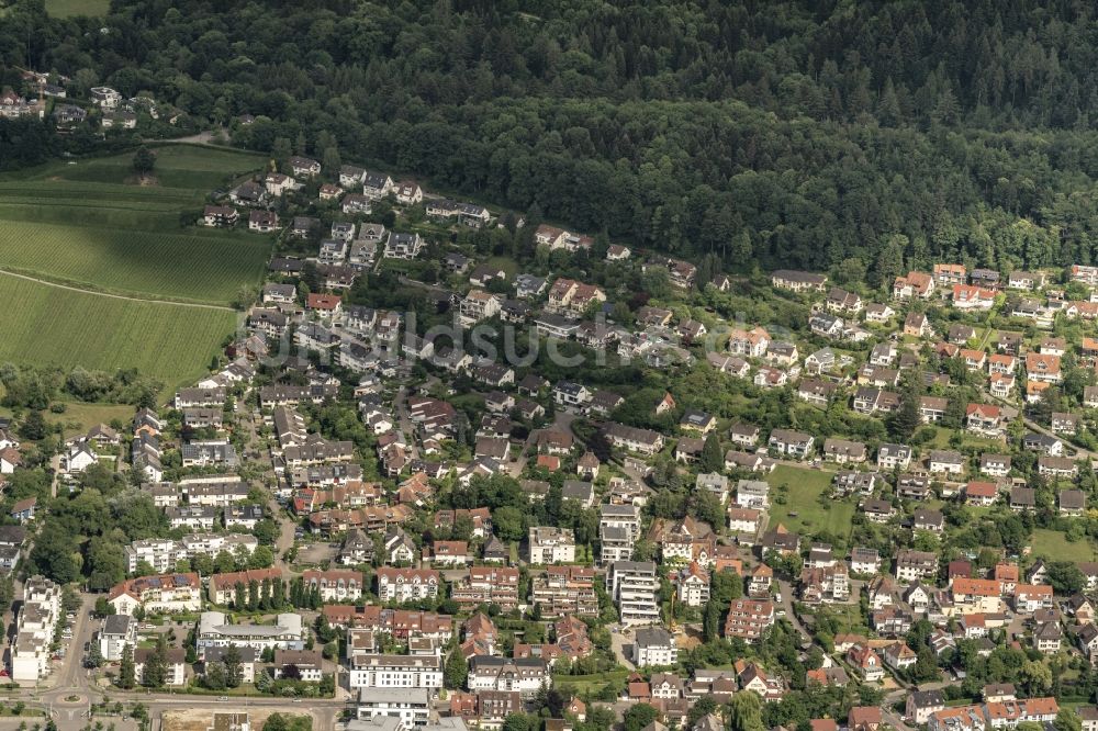 Luftaufnahme Merzhausen - Villa im Wohngebiet einer Einfamilienhaus- Siedlung in Merzhausen im Bundesland Baden-Württemberg, Deutschland