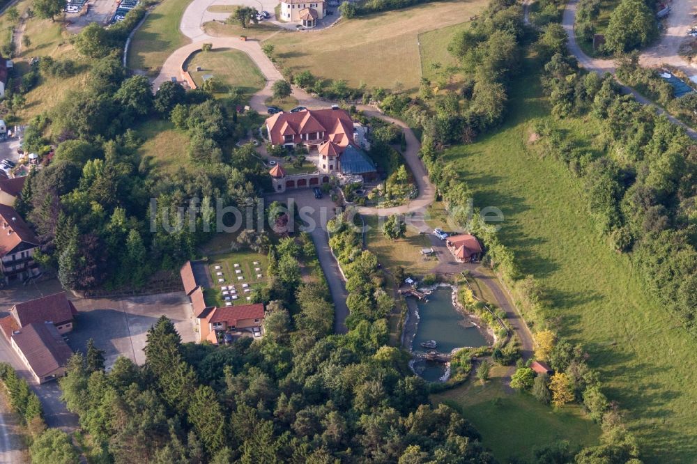 Luftaufnahme Oberleichtersbach - Villa im Wohngebiet einer Einfamilienhaus- Siedlung in Oberleichtersbach im Bundesland Bayern, Deutschland