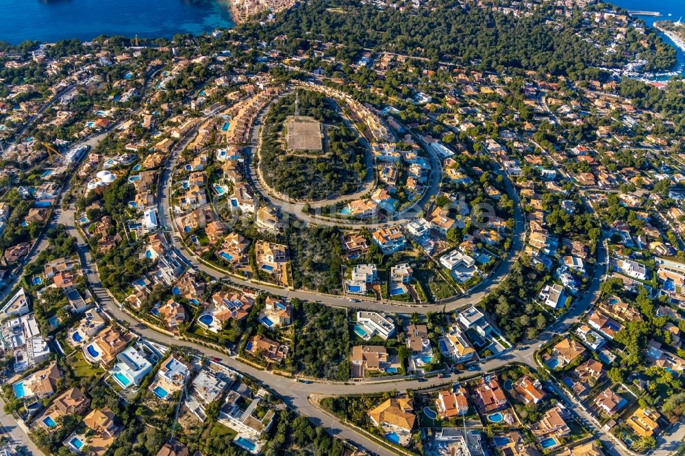 Santa Ponca von oben - Villa im Wohngebiet einer Einfamilienhaus- Siedlung in Santa Ponca auf der balearischen Mittelmeerinsel Mallorca, Spanien