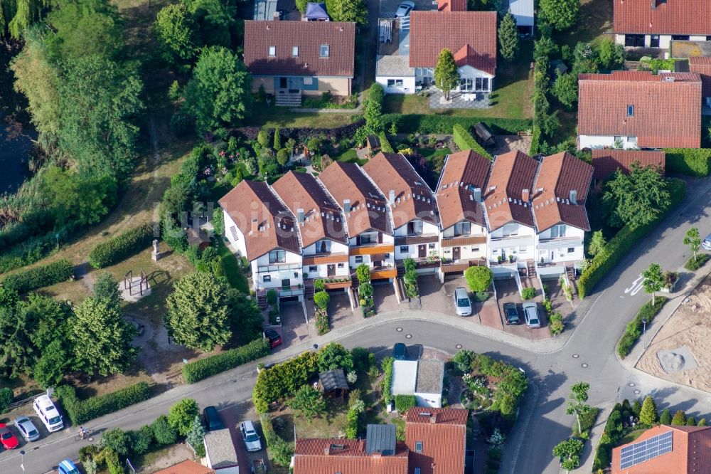 Rheinzabern aus der Vogelperspektive: Villen im Wohngebiet einer Einfamilienhaus- Siedlung in Rheinzabern im Bundesland Rheinland-Pfalz, Deutschland