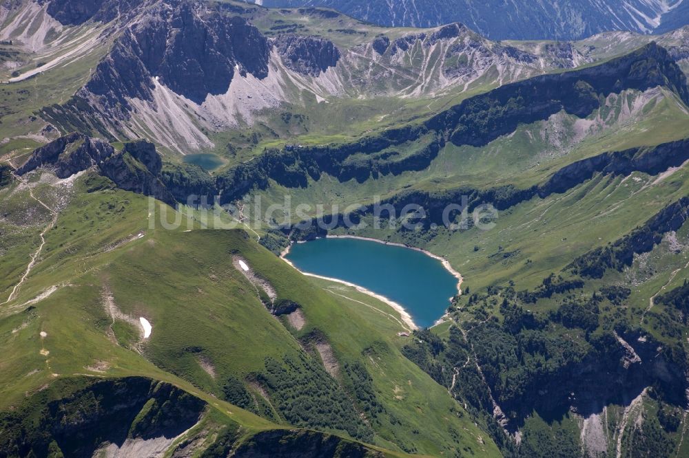 Gemeinde Reutte von oben - Vilsalpsee in der Alpen- Gemeinde Reutte in Österreich