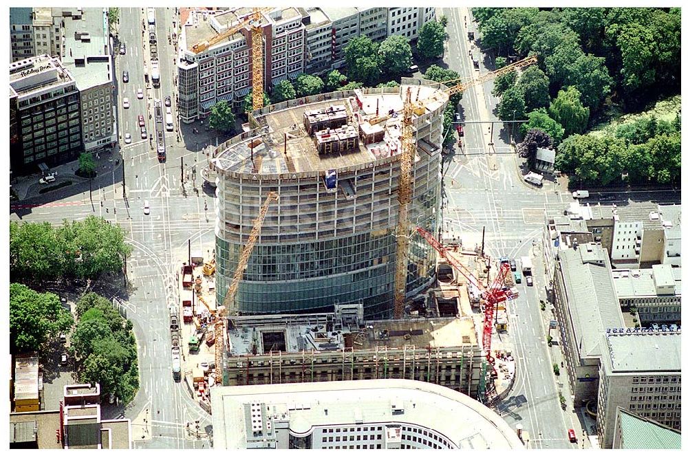 Düsseldorf aus der Vogelperspektive: Viterra-Hochaus, Ein 21-geschossiges Hochhaus mit elliptisch gewölbten Flügeln markiert die Mitte des Viertels zwischen dem Sternhaus an der Spitze Kaiserswerther Straße und dem geplanten Hochhaus neben dem Hilton-Hotel am Verkehrsknotenpunkt Nordfriedhof