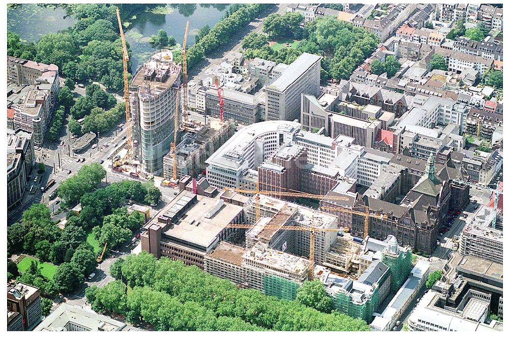 Luftbild Düsseldorf - Viterra-Hochaus, Ein 21-geschossiges Hochhaus mit elliptisch gewölbten Flügeln markiert die Mitte des Viertels zwischen dem Sternhaus an der Spitze Kaiserswerther Straße und dem geplanten Hochhaus neben dem Hilton-Hotel am Verkehrsknotenpunkt Nordfriedhof