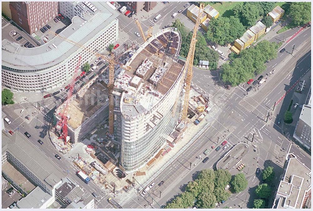 Düsseldorf aus der Vogelperspektive: Viterra-Hochaus, Ein 21-geschossiges Hochhaus mit elliptisch gewölbten Flügeln markiert die Mitte des Viertels zwischen dem Sternhaus an der Spitze Kaiserswerther Straße und dem geplanten Hochhaus neben dem Hilton-Hotel am Verkehrsknotenpunkt Nordfriedhof