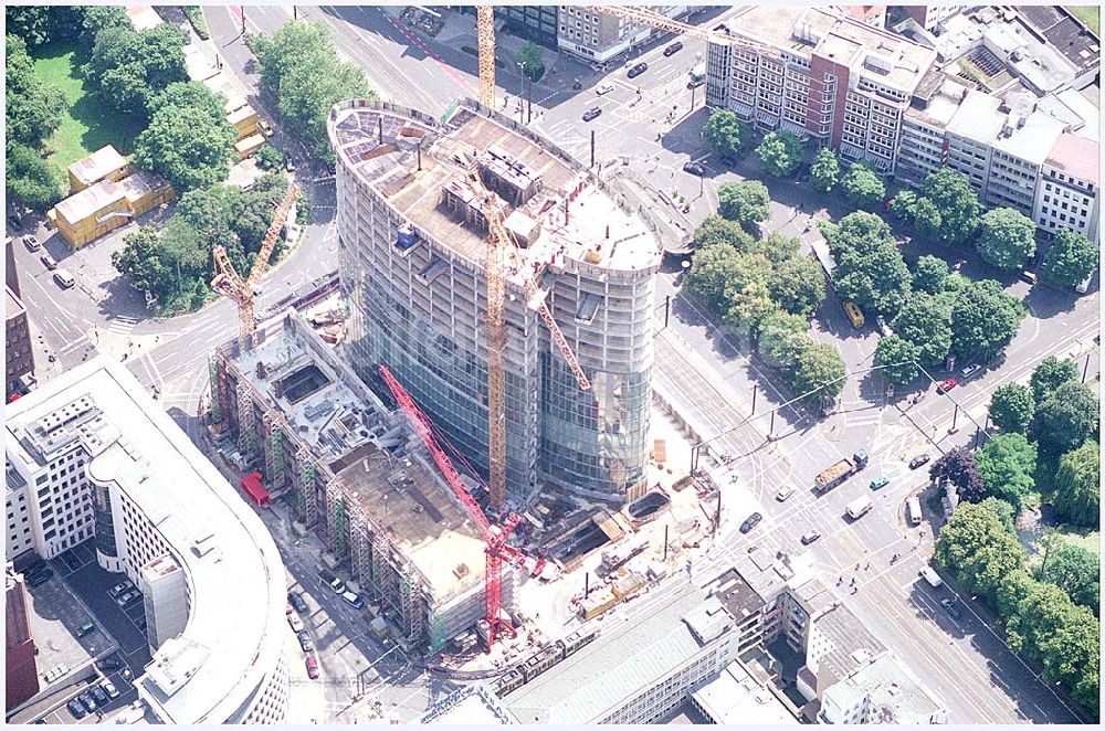 Luftaufnahme Düsseldorf - Viterra-Hochaus, Ein 21-geschossiges Hochhaus mit elliptisch gewölbten Flügeln markiert die Mitte des Viertels zwischen dem Sternhaus an der Spitze Kaiserswerther Straße und dem geplanten Hochhaus neben dem Hilton-Hotel am Verkehrsknotenpunkt Nordfriedhof