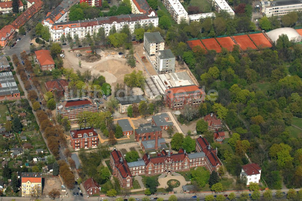 Berlin aus der Vogelperspektive: Vivantes Tagesklinik für Psychiatrie, Psychotherapie und Psychosomatik und das Bürgeramt 3 in Berlin-Neukölln