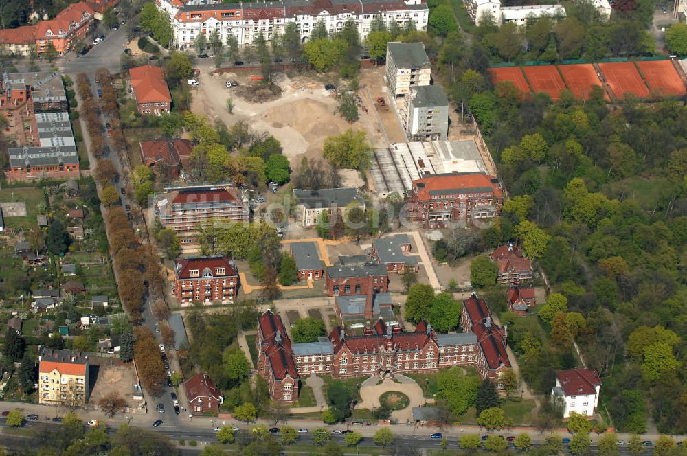 Luftbild Berlin - Vivantes Tagesklinik für Psychiatrie, Psychotherapie und Psychosomatik und das Bürgeramt 3 in Berlin-Neukölln