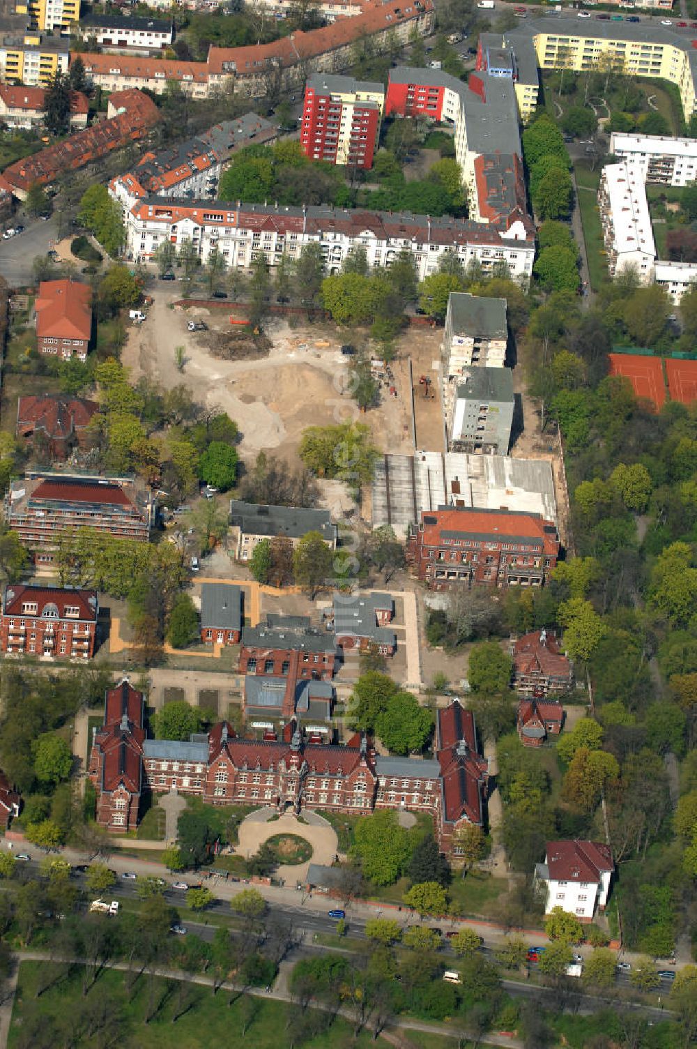 Luftaufnahme Berlin - Vivantes Tagesklinik für Psychiatrie, Psychotherapie und Psychosomatik und das Bürgeramt 3 in Berlin-Neukölln