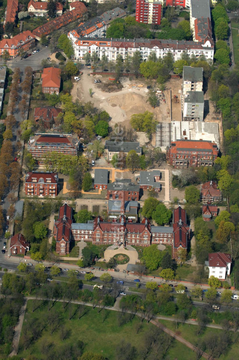 Berlin von oben - Vivantes Tagesklinik für Psychiatrie, Psychotherapie und Psychosomatik und das Bürgeramt 3 in Berlin-Neukölln