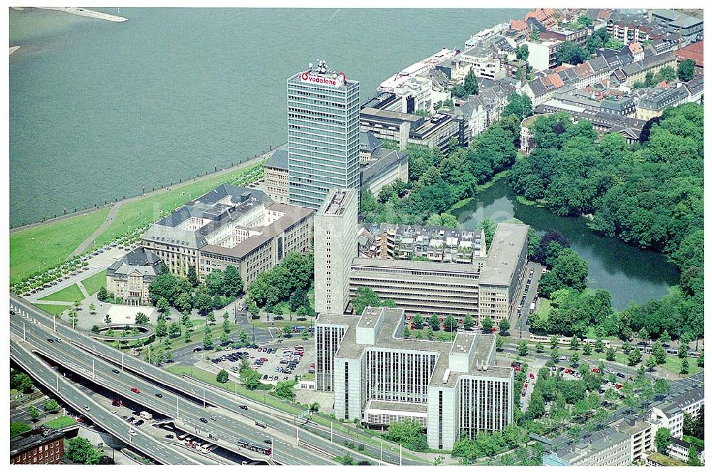 Düsseldorf von oben - Vodafone-Hochhaus, früher Mannesmann-Hochhaus, Der Mannesmann-Konzern, seit 1893 in Düsseldorf ansässig, ließ den Bau errichten / Fassade in den Werksfarben blau-weiß