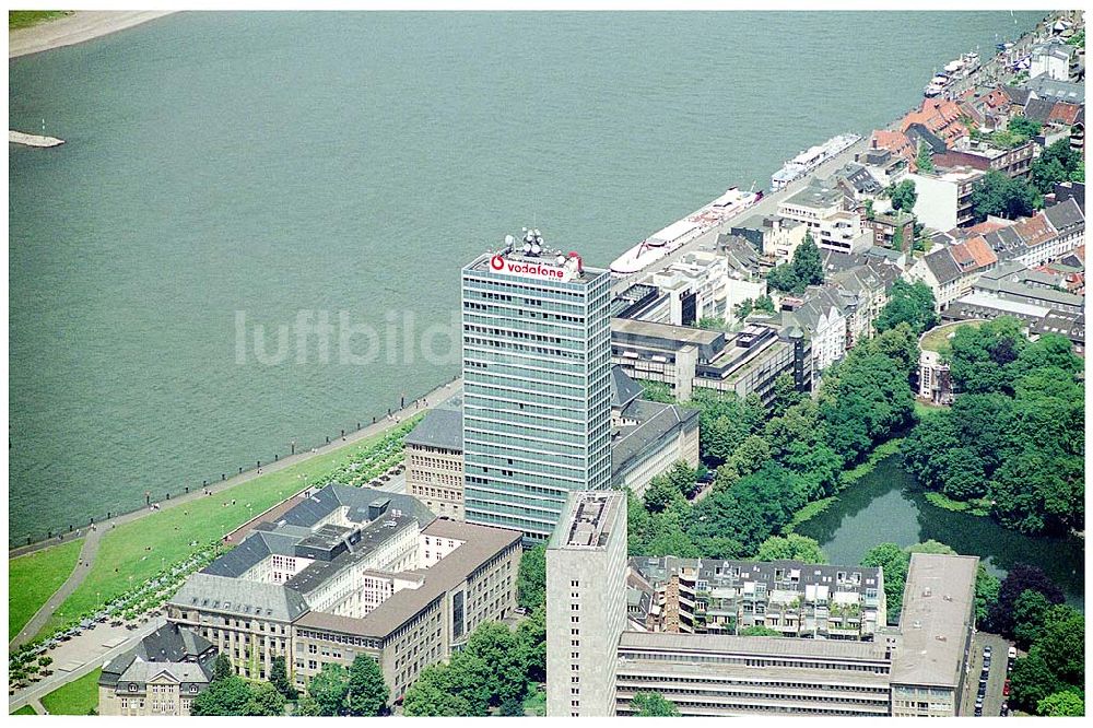 Düsseldorf aus der Vogelperspektive: Vodafone-Hochhaus, früher Mannesmann-Hochhaus, Der Mannesmann-Konzern, seit 1893 in Düsseldorf ansässig, ließ den Bau errichten / Fassade in den Werksfarben blau-weiß