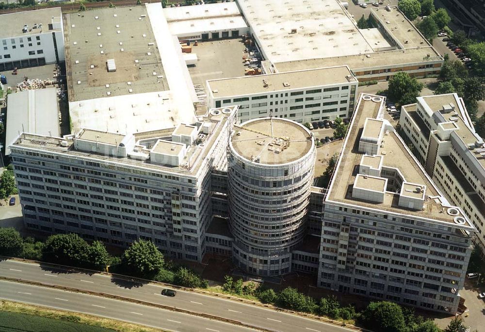 Frankfurt am Main aus der Vogelperspektive: Vodafone- Verwaltungskomplex im Stadteil Schwalbach in Frankfurt / Main.