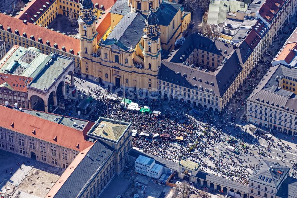 München von oben - Volksfest St. Patrick’s Day Parade und Paddy’s Food-Truck-Festival auf dem Odeonsplatz und Wittelsbacher Platz in München im Bundesland Bayern, Deutschland