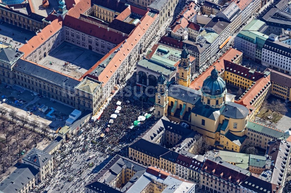 München von oben - Volksfest St. Patrick’s Day Parade und Paddy’s Food-Truck-Festival auf dem Odeonsplatz und Wittelsbacher Platz in München im Bundesland Bayern, Deutschland