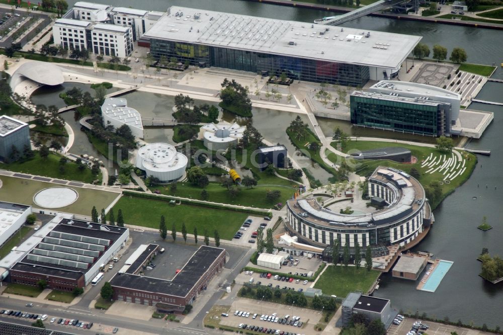 Wolfsburg von oben - Volkswagen Werksgelände und die Autostadt in Wolfsburg im Bundesland 