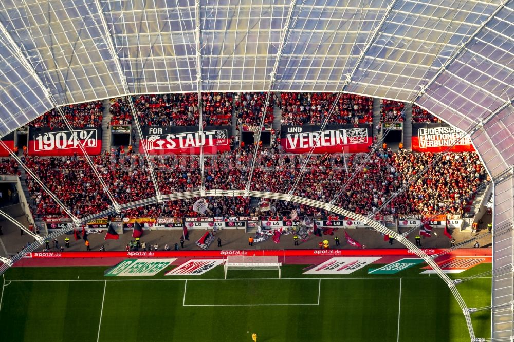 Leverkusen von oben - Voll besetztes Stadion BayArena in Leverkusen im Bundesland Nordrhein-Westfalen