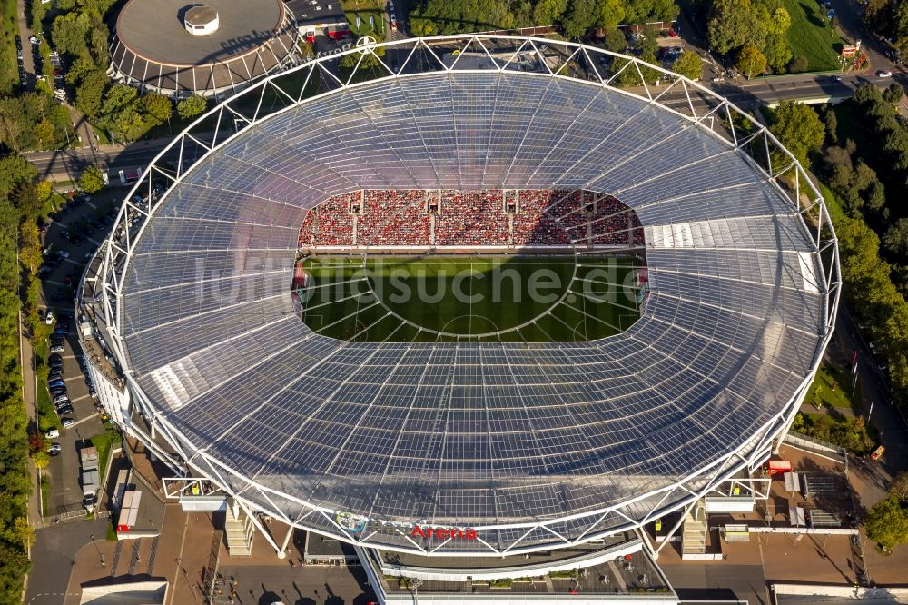 Leverkusen aus der Vogelperspektive: Voll besetztes Stadion BayArena in Leverkusen im Bundesland Nordrhein-Westfalen