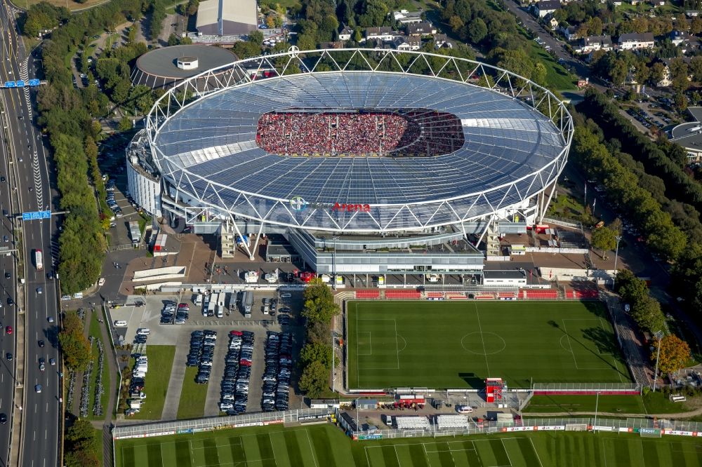 Leverkusen aus der Vogelperspektive: Voll besetztes Stadion BayArena in Leverkusen im Bundesland Nordrhein-Westfalen