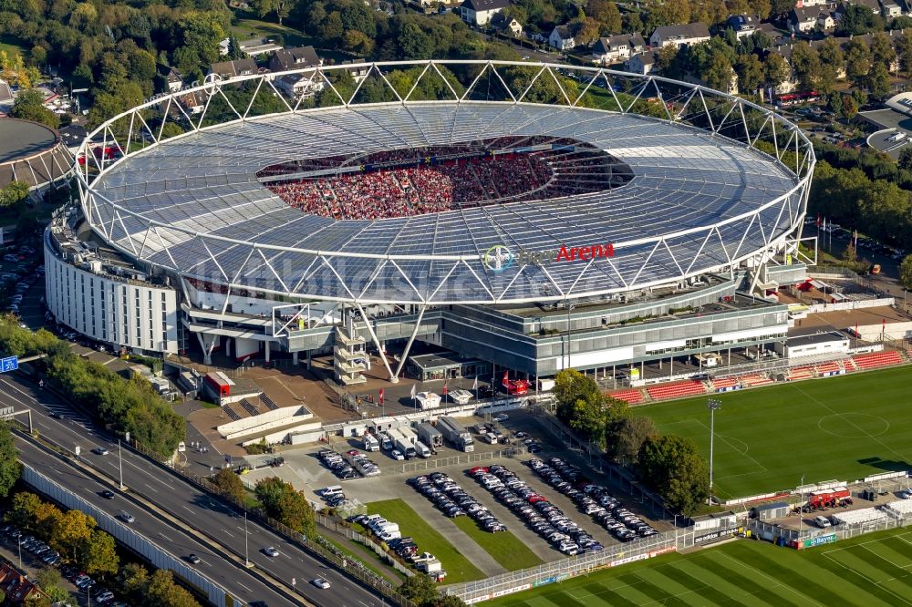 Leverkusen von oben - Voll besetztes Stadion BayArena in Leverkusen im Bundesland Nordrhein-Westfalen